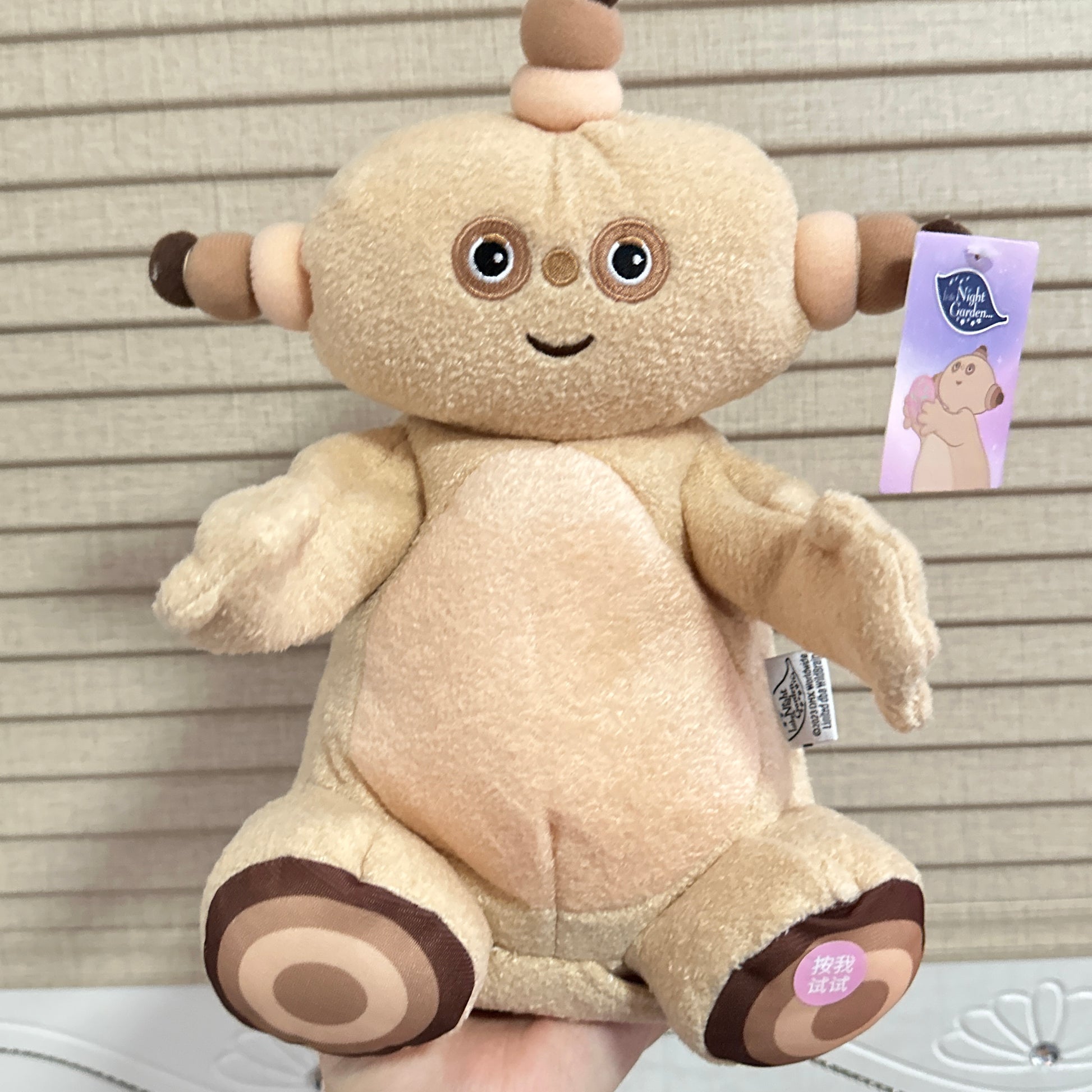 MlNlSO Good Night Makka Pakka Series Electric Doll Making Sounds Singing Sitting Clapping Plush Toy and holding sponge Sound toy - kikigoods
